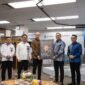 Peluncuran secara simbolik buku Keindahan Laut Pesisir Barat Pulau Obi – Seri I Ikan Karang: Mosaik Kehidupan Laut yang Memikat oleh Vice President Environmental Marine HSE Harita Nickel Windy Prayogo, Kepala Pusat Mutu Pasca Panen Kementerian Kelautan dan Perikanan Catur Sarwanto, Direktur Pengendalian Pemanfaatan Ruang Laut Kementerian Kelautan dan Perikanan Fajar Kurniawan, CEO KG Media Andy Kumala, Komisaris Utama Harita Nickel Donald J Hermanus, Executive Vice President Corporate Communications Harita Nickel Haviez Gautama, Executive Vice President Environmental Affairs Harita Nickel Iwan Syahroni (dari kiri ke kanan) pada Selasa 8 September 2026 di Kompas Institut, Jakarta.