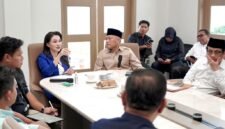 Gubernur Maluku Utara, Sherly Tjoanda dan Wakil Gubernur H. Sarbin Sehe memimpin rapat pemantapan persiapan HUT ke-27 di Ruang Rapat Kediaman Gubernur Sofifi. || Foto : Kasedata.id