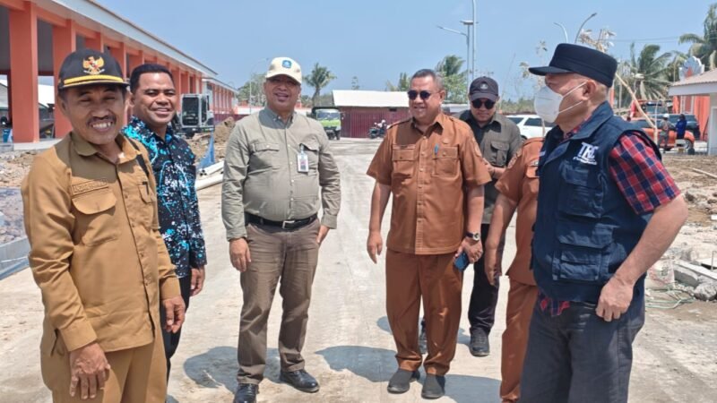 Wakil Gubernur Maluku Utara, H. Sarbin Sehe turun meninjau SRT 1 di Halmahera Utara. Wagub tampak didampingi oleh Sekda Halmahera Utara, Kepala Biro Administrasi Pimpinan, serta Plt. Kepala Dinas Sosial. || Foto : Kasedata.id