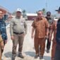 Wakil Gubernur Maluku Utara, H. Sarbin Sehe turun meninjau SRT 1 di Halmahera Utara. Wagub tampak didampingi oleh Sekda Halmahera Utara, Kepala Biro Administrasi Pimpinan, serta Plt. Kepala Dinas Sosial. || Foto : Kasedata.id
