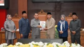 Wakil Gubernur Maluku Utara, H. Sarbin Sehe, dalam Rapat Paripurna DPRD Malut. Ia hadir memberikan penjelasan atas Rancangan Perubahan APBD (APBD-P) 2026. || Foto : Kasedata.id