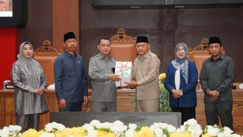 Wakil Gubernur Maluku Utara, H. Sarbin Sehe, dalam Rapat Paripurna DPRD Malut. Ia hadir memberikan penjelasan atas Rancangan Perubahan APBD (APBD-P) 2026. || Foto : Kasedata.id
