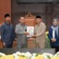Wakil Gubernur Maluku Utara, H. Sarbin Sehe, dalam Rapat Paripurna DPRD Malut. Ia hadir memberikan penjelasan atas Rancangan Perubahan APBD (APBD-P) 2026. || Foto : Kasedata.id