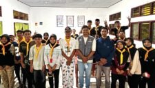 Anggota KPU Kota Ternate Iskar Hukum menyambangi siswa bumi perkemahan SMA Negeri 3 Ternate. || Foto : Kasedata.id
