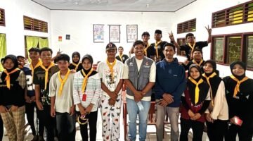 Anggota KPU Kota Ternate Iskar Hukum menyambangi siswa bumi perkemahan SMA Negeri 3 Ternate. || Foto : Kasedata.id