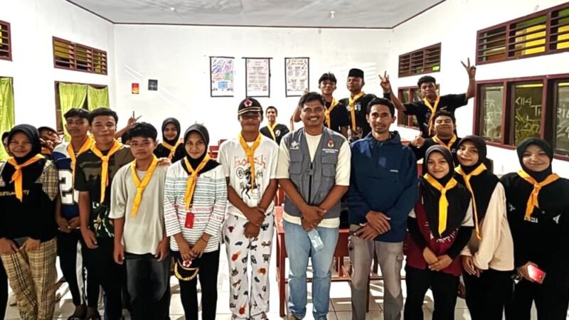 Anggota KPU Kota Ternate Iskar Hukum menyambangi siswa bumi perkemahan SMA Negeri 3 Ternate. || Foto : Kasedata.id