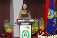 Gubernur Maluku Utara, Sherly Tjoanda memaparkan empat sektor strategis yang menjadi fokus anggaran Maluku Utara kedepan dalam Rapat Paripurna DPR Malut. || Foto : Kasedata.id