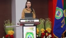 Gubernur Maluku Utara, Sherly Tjoanda memaparkan empat sektor strategis yang menjadi fokus anggaran Maluku Utara kedepan dalam Rapat Paripurna DPR Malut. || Foto : Kasedata.id