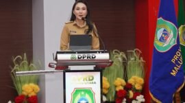 Gubernur Maluku Utara, Sherly Tjoanda memaparkan empat sektor strategis yang menjadi fokus anggaran Maluku Utara kedepan dalam Rapat Paripurna DPR Malut. || Foto : Kasedata.id