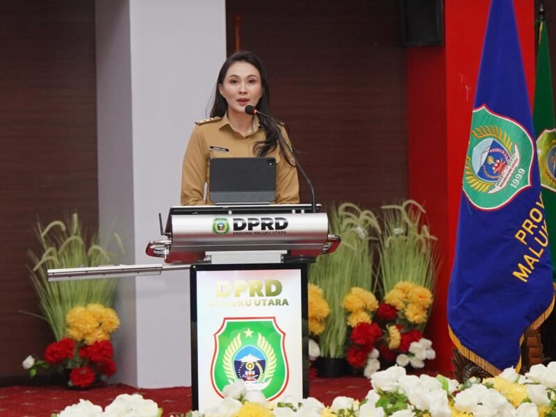 Gubernur Maluku Utara, Sherly Tjoanda memaparkan empat sektor strategis yang menjadi fokus anggaran Maluku Utara kedepan dalam Rapat Paripurna DPR Malut. || Foto : Kasedata.id