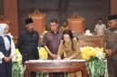 Penandatanganan Keputusan DPRD, Berita Acara Persetujuan Bersama antara Gubernur Maluku Utara dan DPRD Provinsi Maluku Utara terhadap Ranperda tentang Perubahan APBD Tahun Anggaran 2026. || Foto : Kasedata.id