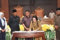 Penandatanganan Keputusan DPRD, Berita Acara Persetujuan Bersama antara Gubernur Maluku Utara dan DPRD Provinsi Maluku Utara terhadap Ranperda tentang Perubahan APBD Tahun Anggaran 2026. || Foto : Kasedata.id