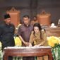 Penandatanganan Keputusan DPRD, Berita Acara Persetujuan Bersama antara Gubernur Maluku Utara dan DPRD Provinsi Maluku Utara terhadap Ranperda tentang Perubahan APBD Tahun Anggaran 2026. || Foto : Kasedata.id