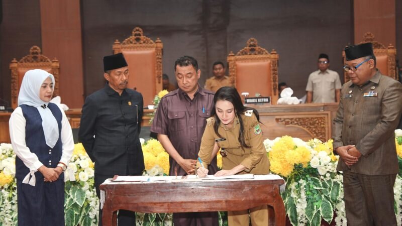 Penandatanganan Keputusan DPRD, Berita Acara Persetujuan Bersama antara Gubernur Maluku Utara dan DPRD Provinsi Maluku Utara terhadap Ranperda tentang Perubahan APBD Tahun Anggaran 2026. || Foto : Kasedata.id