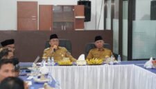 Wali Kota Ternate saat memimpin rapat tindaklanjut laporan atas 22 rekomendasi dari KPK