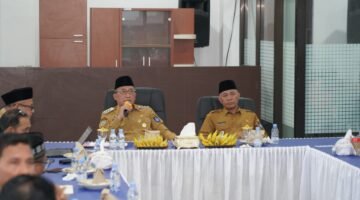 Wali Kota Ternate saat memimpin rapat tindaklanjut laporan atas 22 rekomendasi dari KPK