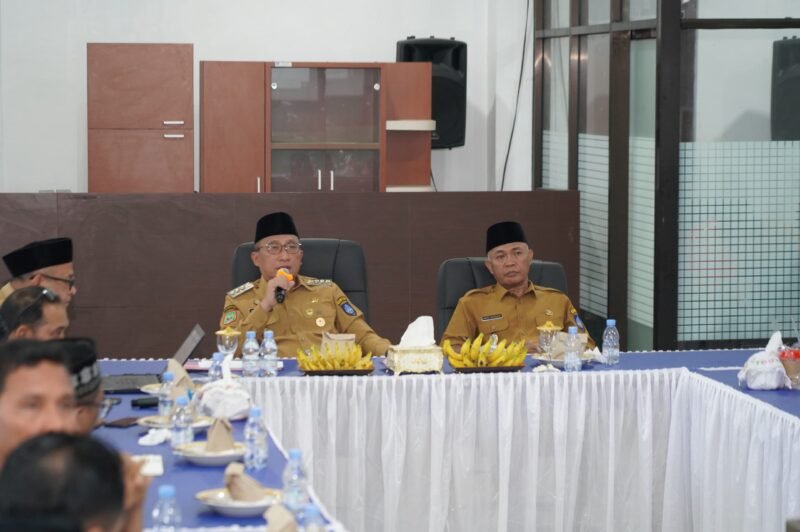 Wali Kota Ternate saat memimpin rapat tindaklanjut laporan atas 22 rekomendasi dari KPK