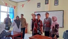 Direktur SMA Kemendikdasmen Yuli Haryanto, Direktur Pendidikan Khusus dan Pendidikan Layanan Khusus Dr. Saryadi, serta Dirjen Pendidikan Menengah dan Pendidikan Khusus Kemendikdasmen Tatang Muttaqin didampingi Kepala Dinas Pendidikan dan Kebudayaan Malut, Abubakar Abdullah meninjau infrastruktur sekolah di SMA Negeri 1 Kota Ternate. || Foto : Kasedata.id