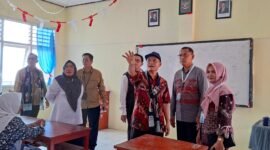 Direktur SMA Kemendikdasmen Yuli Haryanto, Direktur Pendidikan Khusus dan Pendidikan Layanan Khusus Dr. Saryadi, serta Dirjen Pendidikan Menengah dan Pendidikan Khusus Kemendikdasmen Tatang Muttaqin didampingi Kepala Dinas Pendidikan dan Kebudayaan Malut, Abubakar Abdullah meninjau infrastruktur sekolah di SMA Negeri 1 Kota Ternate. || Foto : Kasedata.id