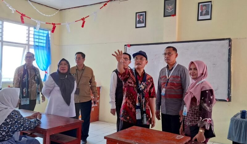 Direktur SMA Kemendikdasmen Yuli Haryanto, Direktur Pendidikan Khusus dan Pendidikan Layanan Khusus Dr. Saryadi, serta Dirjen Pendidikan Menengah dan Pendidikan Khusus Kemendikdasmen Tatang Muttaqin didampingi Kepala Dinas Pendidikan dan Kebudayaan Malut, Abubakar Abdullah meninjau infrastruktur sekolah di SMA Negeri 1 Kota Ternate. || Foto : Kasedata.id