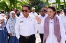 Gubernur Provinsi Maluku Utara Sherly Tjoanda Laos didampingi Kepala Dinas Pendidikan dan Kebudayaan, Abubakar Abdullah dalam suatu kunjungan di sekolah. || Foto : Kasedata.id