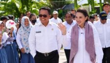 Gubernur Provinsi Maluku Utara Sherly Tjoanda Laos didampingi Kepala Dinas Pendidikan dan Kebudayaan, Abubakar Abdullah dalam suatu kunjungan di sekolah. || Foto : Kasedata.id
