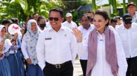 Gubernur Provinsi Maluku Utara Sherly Tjoanda Laos didampingi Kepala Dinas Pendidikan dan Kebudayaan, Abubakar Abdullah dalam suatu kunjungan di sekolah. || Foto : Kasedata.id