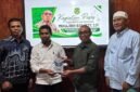 Pemberian cendra mata oleh civitas akademikia Institut Teknologi Gamala (INTEG) Ternate kepada Anggota DPRD Malut Muhajirin Bailussy, usai menggelar agenda reses persidangan ketiga tahun sidang 2025-2026. || Foto : Kasedata.id