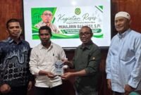 Pemberian cendra mata oleh civitas akademikia Institut Teknologi Gamala (INTEG) Ternate kepada Anggota DPRD Malut Muhajirin Bailussy, usai menggelar agenda reses persidangan ketiga tahun sidang 2025-2026. || Foto : Kasedata.id
