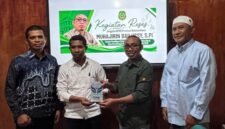 Pemberian cendra mata oleh civitas akademikia Institut Teknologi Gamala (INTEG) Ternate kepada Anggota DPRD Malut Muhajirin Bailussy, usai menggelar agenda reses persidangan ketiga tahun sidang 2025-2026. || Foto : Kasedata.id
