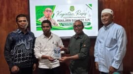Pemberian cendra mata oleh civitas akademikia Institut Teknologi Gamala (INTEG) Ternate kepada Anggota DPRD Malut Muhajirin Bailussy, usai menggelar agenda reses persidangan ketiga tahun sidang 2025-2026. || Foto : Kasedata.id