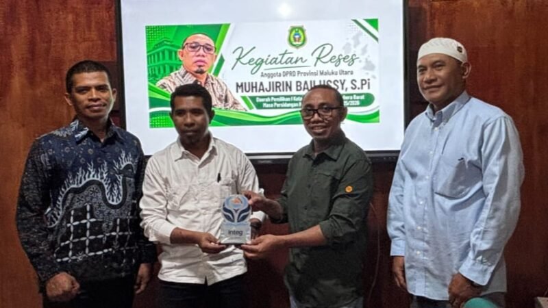 Pemberian cendra mata oleh civitas akademikia Institut Teknologi Gamala (INTEG) Ternate kepada Anggota DPRD Malut Muhajirin Bailussy, usai menggelar agenda reses persidangan ketiga tahun sidang 2025-2026. || Foto : Kasedata.id