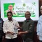 Pemberian cendra mata oleh civitas akademikia Institut Teknologi Gamala (INTEG) Ternate kepada Anggota DPRD Malut Muhajirin Bailussy, usai menggelar agenda reses persidangan ketiga tahun sidang 2025-2026. || Foto : Kasedata.id