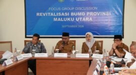 Sekda Provinsi Maluku Utara, Samuddin A. Kadir memimpin FGD mengenai revitalisasi BUMD di ruang VIP Bandara Sultan Baabullah, Ternate. || Foto : Kasedata.id