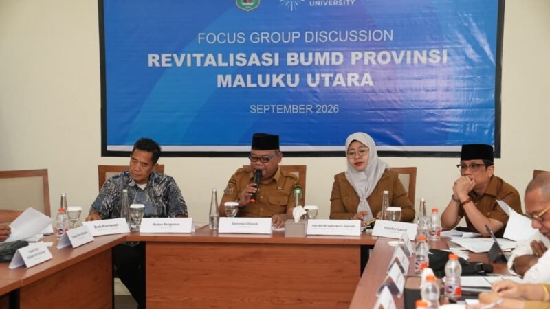 Sekda Provinsi Maluku Utara, Samuddin A. Kadir memimpin FGD mengenai revitalisasi BUMD di ruang VIP Bandara Sultan Baabullah, Ternate. || Foto : Kasedata.id