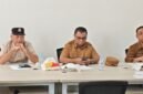Wakil Gubernur Maluku Utara menggelar rapat terbatas bersama Bupati Halmahera Utara, Sekda, OPD teknis, Camat Kao serta perwakilan Hutama Karya untuk mengejar penyelesaian proyek. || Foto : Kasedata.id