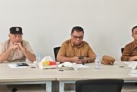 Wakil Gubernur Maluku Utara menggelar rapat terbatas bersama Bupati Halmahera Utara, Sekda, OPD teknis, Camat Kao serta perwakilan Hutama Karya untuk mengejar penyelesaian proyek. || Foto : Kasedata.id