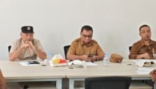 Wakil Gubernur Maluku Utara menggelar rapat terbatas bersama Bupati Halmahera Utara, Sekda, OPD teknis, Camat Kao serta perwakilan Hutama Karya untuk mengejar penyelesaian proyek. || Foto : Kasedata.id