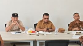 Wakil Gubernur Maluku Utara menggelar rapat terbatas bersama Bupati Halmahera Utara, Sekda, OPD teknis, Camat Kao serta perwakilan Hutama Karya untuk mengejar penyelesaian proyek. || Foto : Kasedata.id