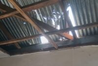 Kondisi kantor kelurahan Tarau yang atapnya sudah bolong dan plafonnya terlepas sejak lama [dok : kasedata]