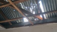 Kondisi kantor kelurahan Tarau yang atapnya sudah bolong dan plafonnya terlepas sejak lama [dok : kasedata]
