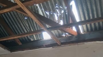 Kondisi kantor kelurahan Tarau yang atapnya sudah bolong dan plafonnya terlepas sejak lama [dok : kasedata]