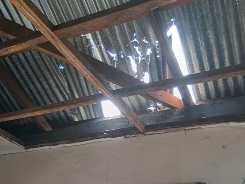 Kondisi kantor kelurahan Tarau yang atapnya sudah bolong dan plafonnya terlepas sejak lama [dok : kasedata]