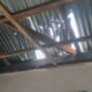 Kondisi kantor kelurahan Tarau yang atapnya sudah bolong dan plafonnya terlepas sejak lama [dok : kasedata]