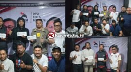 Penyerahan hadiah pemenang turnamen Domino yang di gelar oleh DPD PSI Kota Ternate [dok : kasedata.id]