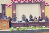 Wakil bupati ketika menyampaikan rancangan kebijakan umum perubahan APBD serta Prioritas dan Plafon Anggaran Sementara Perubahan Tahun Anggaran 2026 di ruang Paripurna DPRD kabupaten Kepulauan Sula [dok : karno/kasedata]