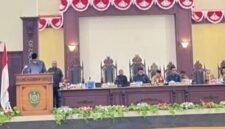 Wakil bupati ketika menyampaikan rancangan kebijakan umum perubahan APBD serta Prioritas dan Plafon Anggaran Sementara Perubahan Tahun Anggaran 2026 di ruang Paripurna DPRD kabupaten Kepulauan Sula [dok : karno/kasedata]