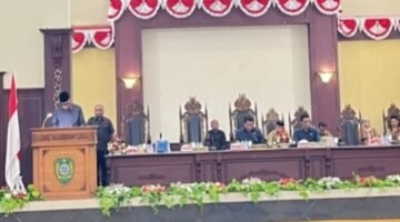 Wakil bupati ketika menyampaikan rancangan kebijakan umum perubahan APBD serta Prioritas dan Plafon Anggaran Sementara Perubahan Tahun Anggaran 2026 di ruang Paripurna DPRD kabupaten Kepulauan Sula [dok : karno/kasedata]