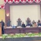 Wakil bupati ketika menyampaikan rancangan kebijakan umum perubahan APBD serta Prioritas dan Plafon Anggaran Sementara Perubahan Tahun Anggaran 2026 di ruang Paripurna DPRD kabupaten Kepulauan Sula [dok : karno/kasedata]