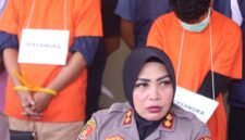 Kapolres Ternate AKBP Anita Ratna Yulianto dalam konferensi pers terkait kasus kekerasan dan persetubuhan anak yang berlangsung di Mapolres Ternate
